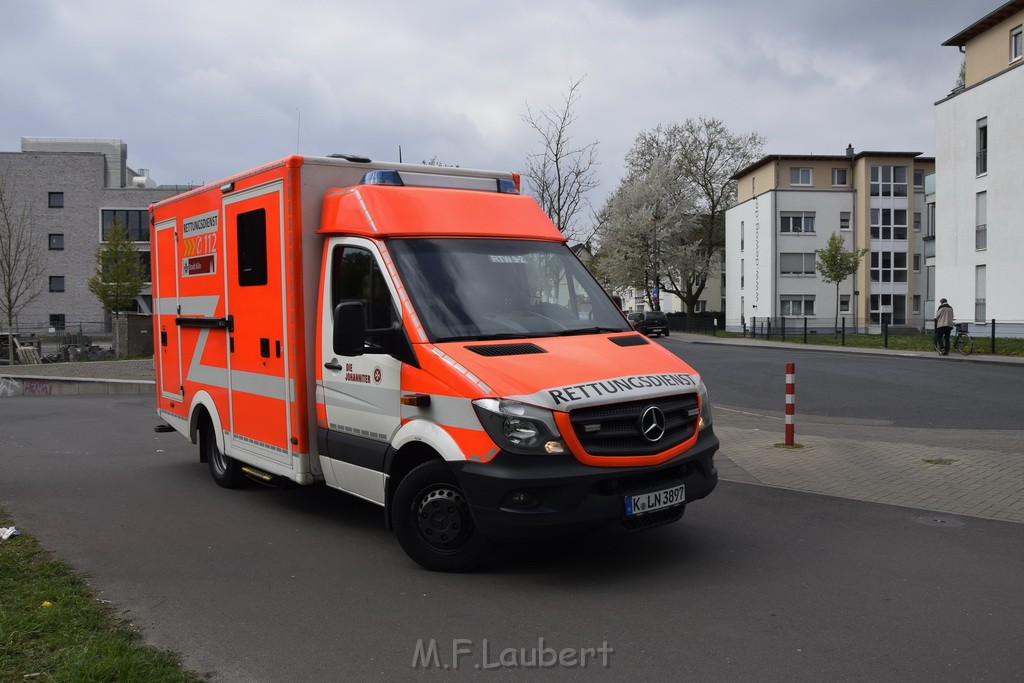 Einsatz BF Koeln in Koeln Buchheim Arnsbergerstr P40.JPG - Miklos Laubert